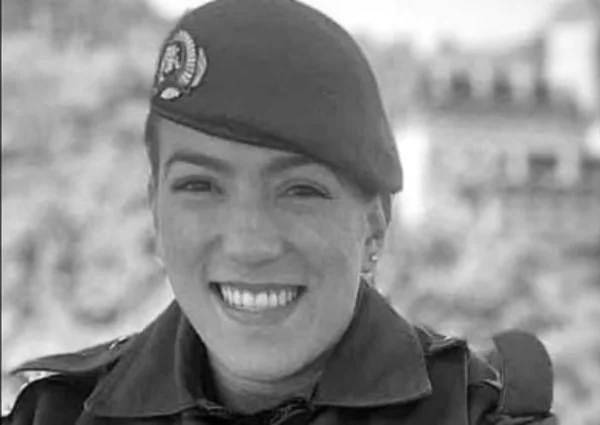 Foto em preto e branco mostra Sabrina Freire Romão Franklin fardada; mulher aparece sorrindo; Secretário da Segurança Pública diz que bandidos foram covardes - Metrópoles