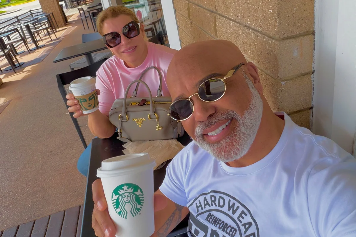 Geralda Helena e Rick tomam café juntos Geralda Helena e Rick tomam café juntos