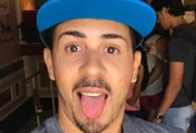 Na juventude, passou a divulgar nas redes sociais o dia a dia dele, da família e de moradores da Vila Primavera, onde morava. Sempre com muito humor, o comediante fazia piadas sobre tudo e começou a chamar a atenção dos internautas