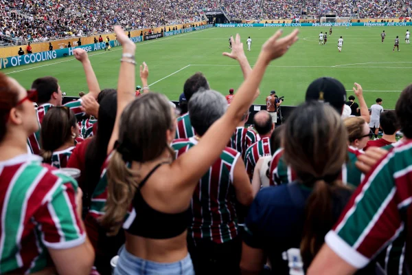 Foto colorida torcida Flu - metrópoles
