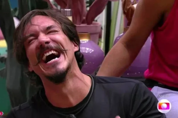 Eliezer ri sem “barulho de porco” no BBB22 e web suspeita: “Era fake?”