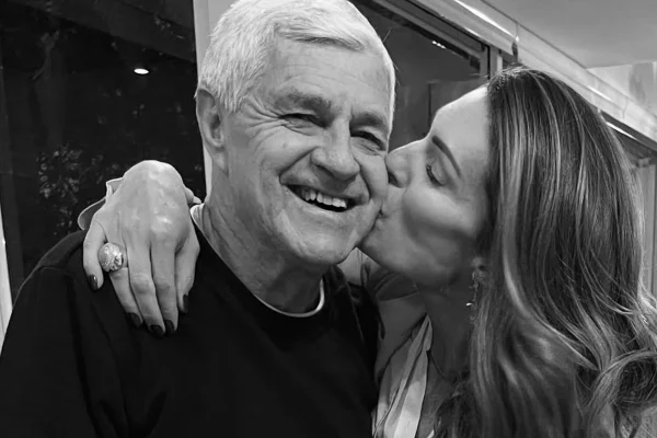 Elaine Mickely desabafa após morte do pai, seu Manoel: "Está doendo muito" - Metrópoles