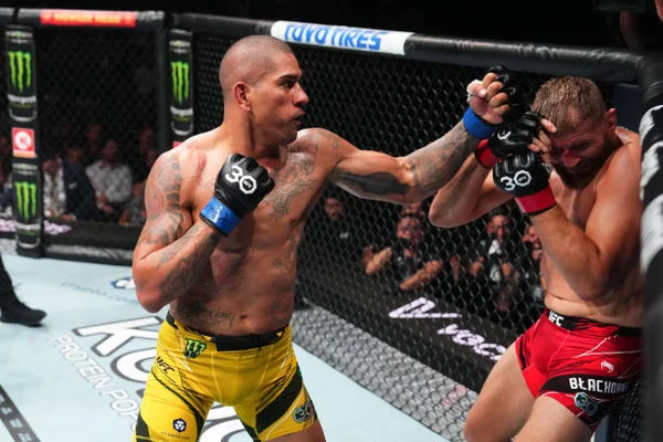 Alex Poatan acerta golpe em Jan Blachowicz, no UFC