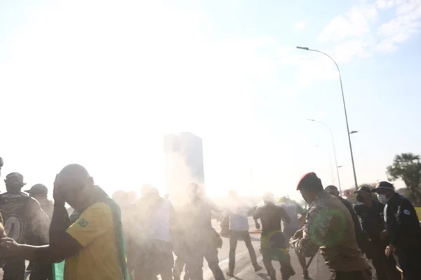 Vídeo: PM usa spray de pimenta para conter manifestantes na Esplanada