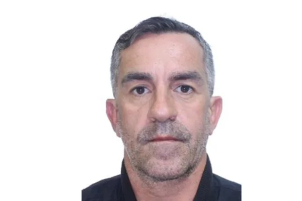 Homem branco de cabelo curto, barba rala por fazer, e camisa polo preta - Metrópoles