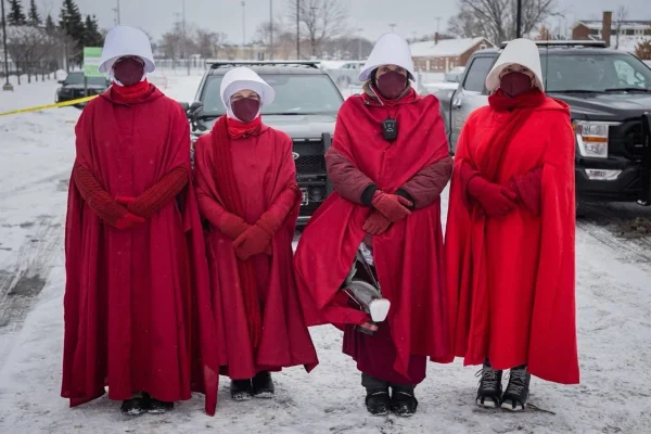 Mulheres protestam vestidas de Aias - Metrópoles
