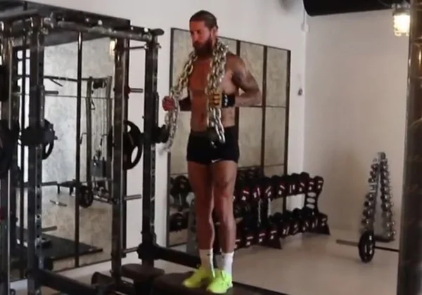 Sergio Ramos com corrente no pescoço