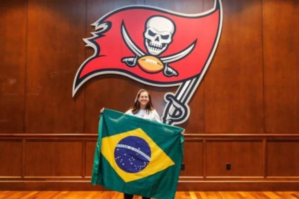 Brasileira conquista vaga em comissão técnica de equipe da NFL