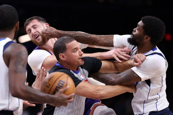 Foto colorida de Phoenix Suns e Dallas Mavericks - Metrópoles