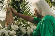 Fafá de Belém posa ao lado da imagem da santa