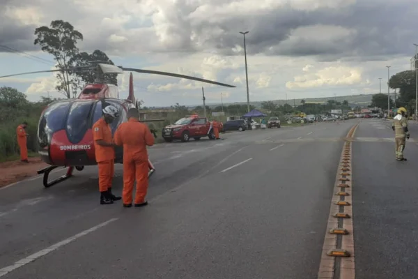 Homem tem ferimentos graves após ficar preso sob carreta no DF