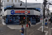 Em nota, o supermercado onde as obras aconteciam informou que o homem foi resgatado e está recebendo apoio