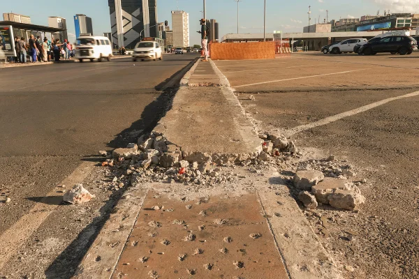 Calçadas quebradas e insegurança: o estacionamento da Rodoviária 1 ano após concessão