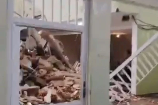 Foto colorida de prédio residencial de dois andares após desabamento na zona norte do Rio - Metrópoles