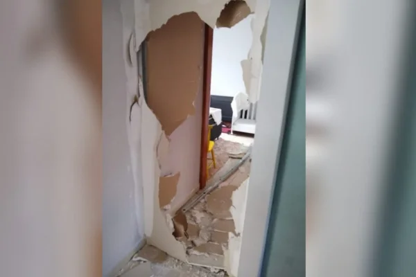 porta de clínica de estética quebrada por homem que ficou furioso por causa de atraso no almoço