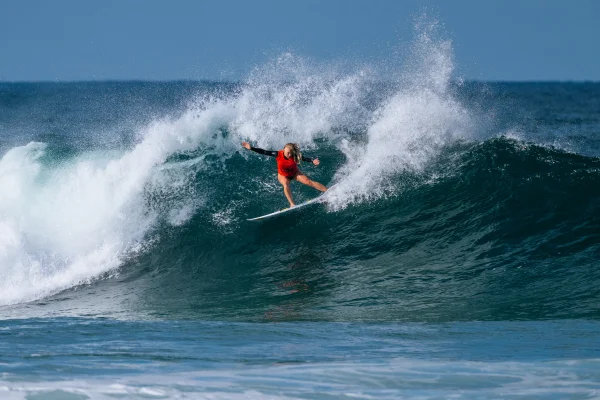 Tati Weston-Webb surfando em Saquarema, no Rio de Janeiro