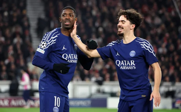 Foto colorida de Dembélé e Vitinha, do PSG - Metrópoles