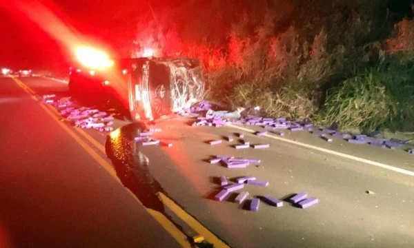 Maconha fica espalhada em rodovia após tentativa de fuga no Oeste de SC