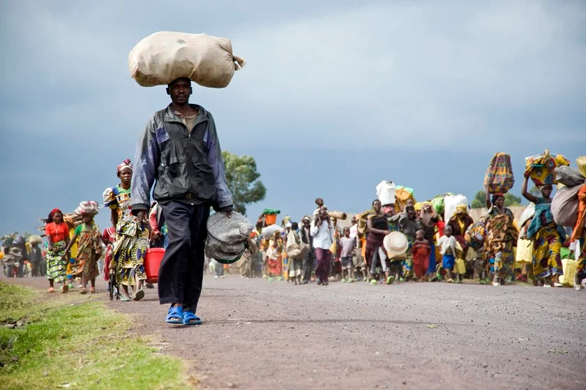 República Democrática do Congo: Congoleses pertecentes ao IDP (sigla para pessoas deslocadas internamente) na área do Kibati em 2008. Tiros foram ouvidos perto do acampamento de IDPs, causando um pânico que levou diversas pessoas a se deslocarem ao sul rumo à capital, Goma República Democrática do Congo: Congoleses pertecentes ao IDP (sigla para pessoas deslocadas internamente) na área do Kibati em 2008. Tiros foram ouvidos perto do acampamento de IDPs, causando um pânico que levou diversas pessoas a se deslocarem ao sul rumo à capital, Goma