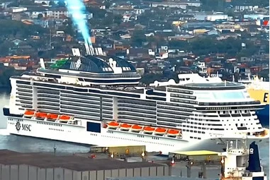 Imagem de navio branco com milhares de cabines - Metrópoles