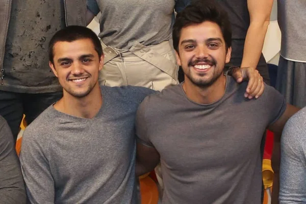 na foto colorida estão os irmãos Felipe e Rodrigo Simas