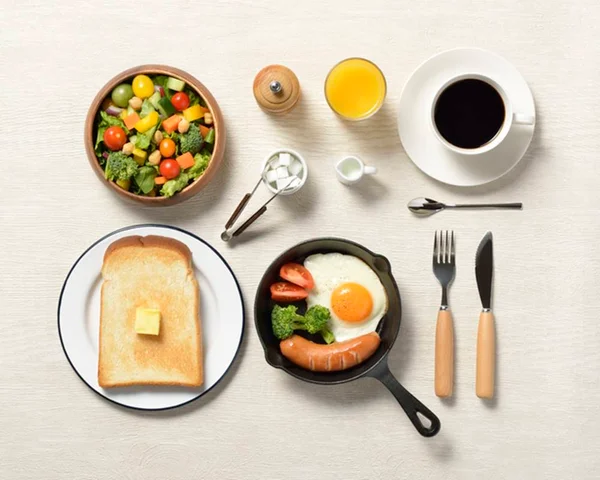 Mesa de café da manhã farta com ovos, pães e líquidos