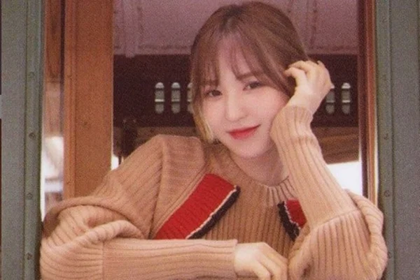 Cantora de K-pop sofre acidente após cair do palco durante ensaio