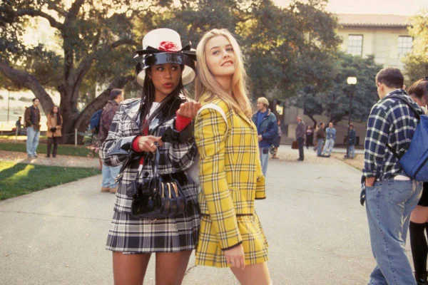 Alicia Silverstone com terninho xadrez