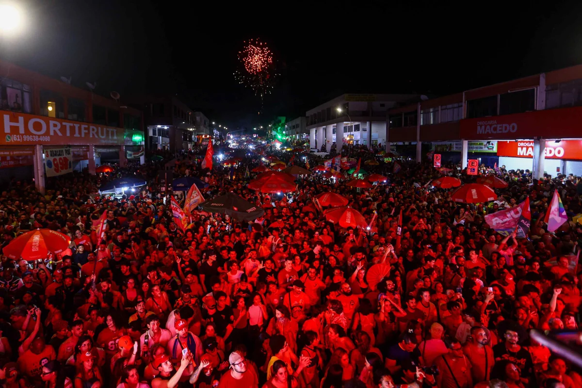 Eleitores de Lula entoam Hino Nacional em rua lotada na Asa Norte - imagem 7 Eleitores de Lula entoam Hino Nacional em rua lotada na Asa Norte - imagem 7