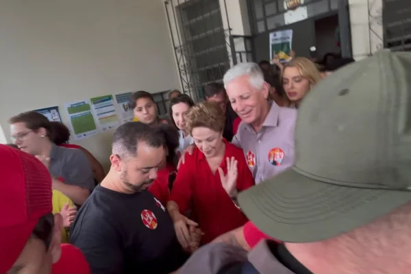 Dilma vota em BH sob aplausos de militantes do PT no 2º turno