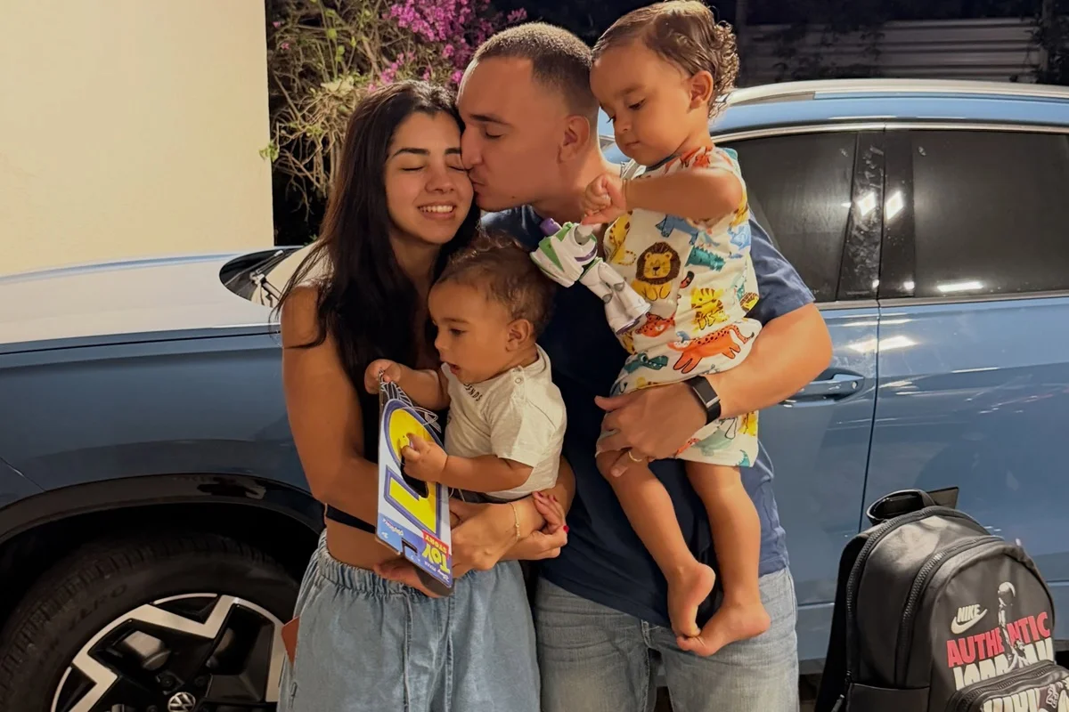João Gomes posa com a esposa, Ary Mirelle, e os filhos antes de viagem internacional João Gomes posa com a esposa, Ary Mirelle, e os filhos antes de viagem internacional