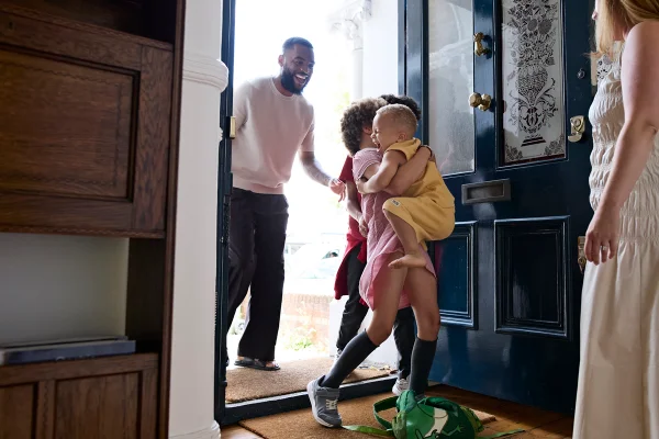 Estudo desafia a ideia de que ter filhos aumenta a felicidade