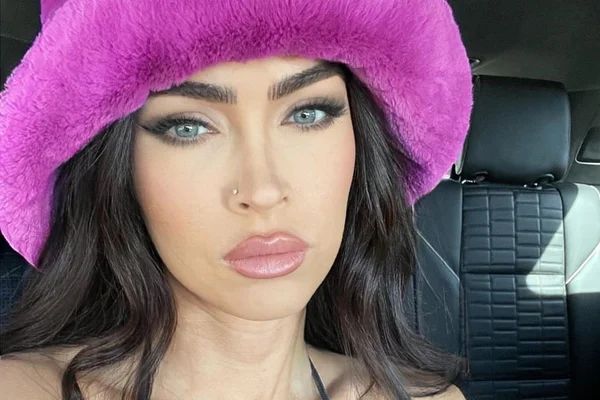 Megan Fox publica foto no Instagram em que procura namorada - Metrópoles