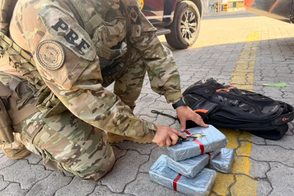 PRF encontra 4 kg de cocaína e leva ônibus com passageiros à delegacia