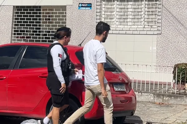 Imagem colorida, Fisioterapeuta é suspeito de esconder celular com câmera em banheiro - Metrópoles