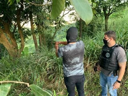 Policiais fazem perícia no local do crime