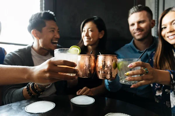 Foto colorida de um Happy hour - Metrópoles