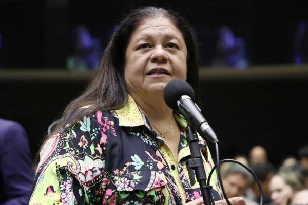 Foto colorida da deputada federal Laura Carneiro (PSD - RJ) - Metrópoles