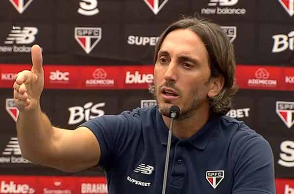 Zubeldía, treinador do São Paulo, enfurecido com repórter - Metrópoles