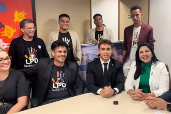 Foto colorida do deputado federal Nikolas Ferreira ao lado de pessoas que se declaram ex-trans - Metrópoles