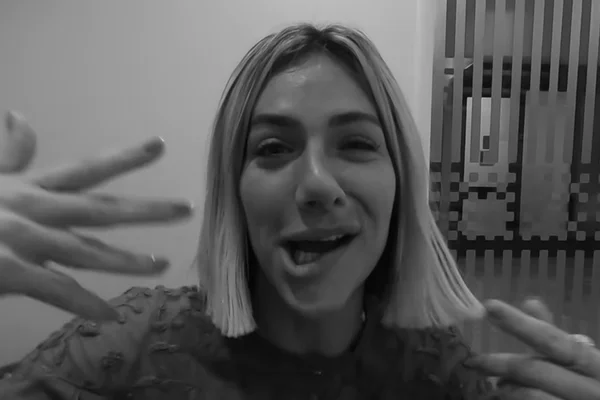 Gio Ewbank aparece com a boca torta e Gagliasso se diverte: “Gatinha”