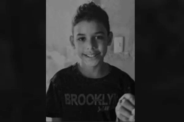 Adrian David Feitoza Coelho, menino morto por descarga elétrica no DF. Foto de menino em preto e branco, remetendo ao luto - Metrópoles
