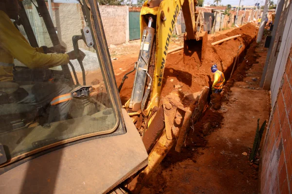 Fotografia colorida mostrando obras em Santa Luzia, na Estrutural-Metrópoles