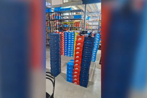 Pilha de caixas de sapatos
