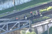 Passageiros andam nos trilhos após falha que interrompeu operação nas linhas 11, 12 e 13 de trens Passageiros andam nos trilhos após falha que interrompeu operação nas linhas 11, 12 e 13 de trens