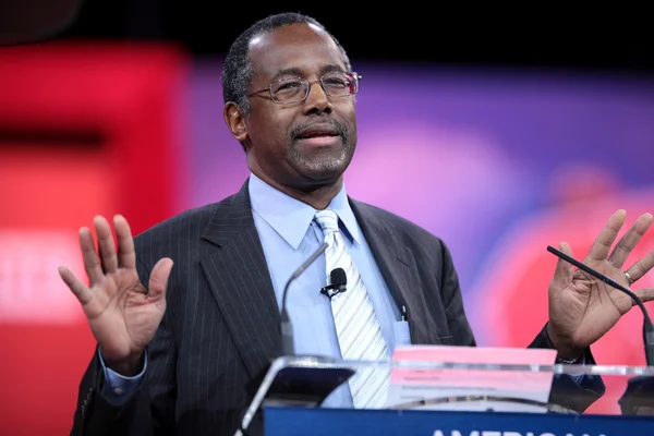 Ben Carson ultrapassa Trump e assume liderança entre republicanos para 2016