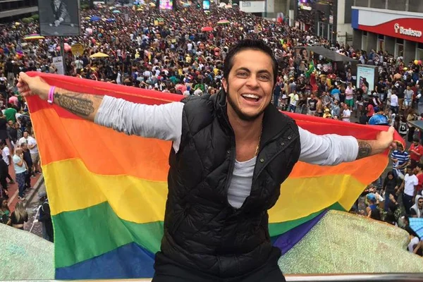 Thammy Miranda aceita desafio e posta foto segurando o saco