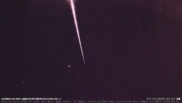 Imagem colorida de meteoro passando no céu - metrópoles
