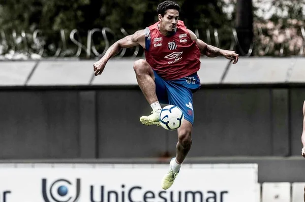 Recuperação de Veríssimo aumenta briga na zaga santista