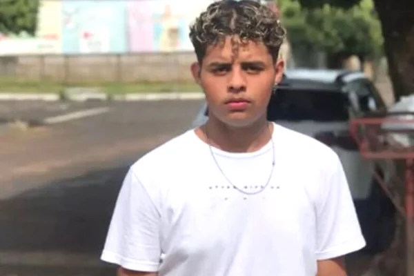 Jovem de camisa branca
